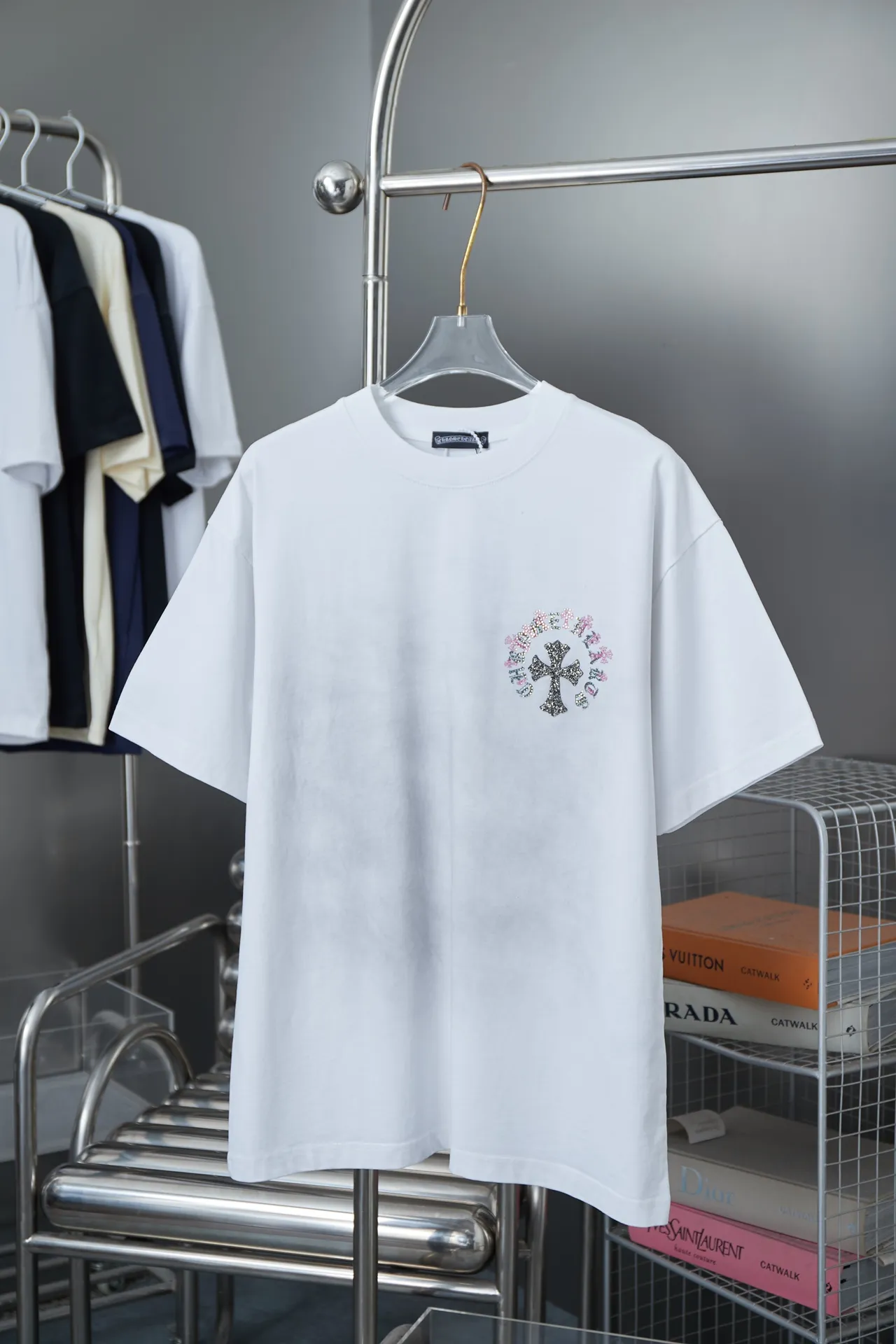 🅿️210 Ch*ome Hearte 25SS early spring new model, short-sleeved with Kro heart logo, hot diamonds, light luxury, essential item for daily commuting for men and women, correct version, welcome to compare, detailed features · 320g 100% pure cotton double yarn jersey fabric · Custom dyed in the same vat, special thickened 32 pieces double-strand 1X1 thread · Digital direct printing ➕ Australian imported pearlescent diamond ➕ Three-dimensional stone heart cross · Ready-made garments are dyed, then faded and fried with snowflakes, then washed to make them look old · General washing to improve the effect · Double-needle stitching and cross-stitching process · Original main mark, washed tag, branded moisture-proof paper packaging Color: white/black/yellow Size: S/M/L/XL